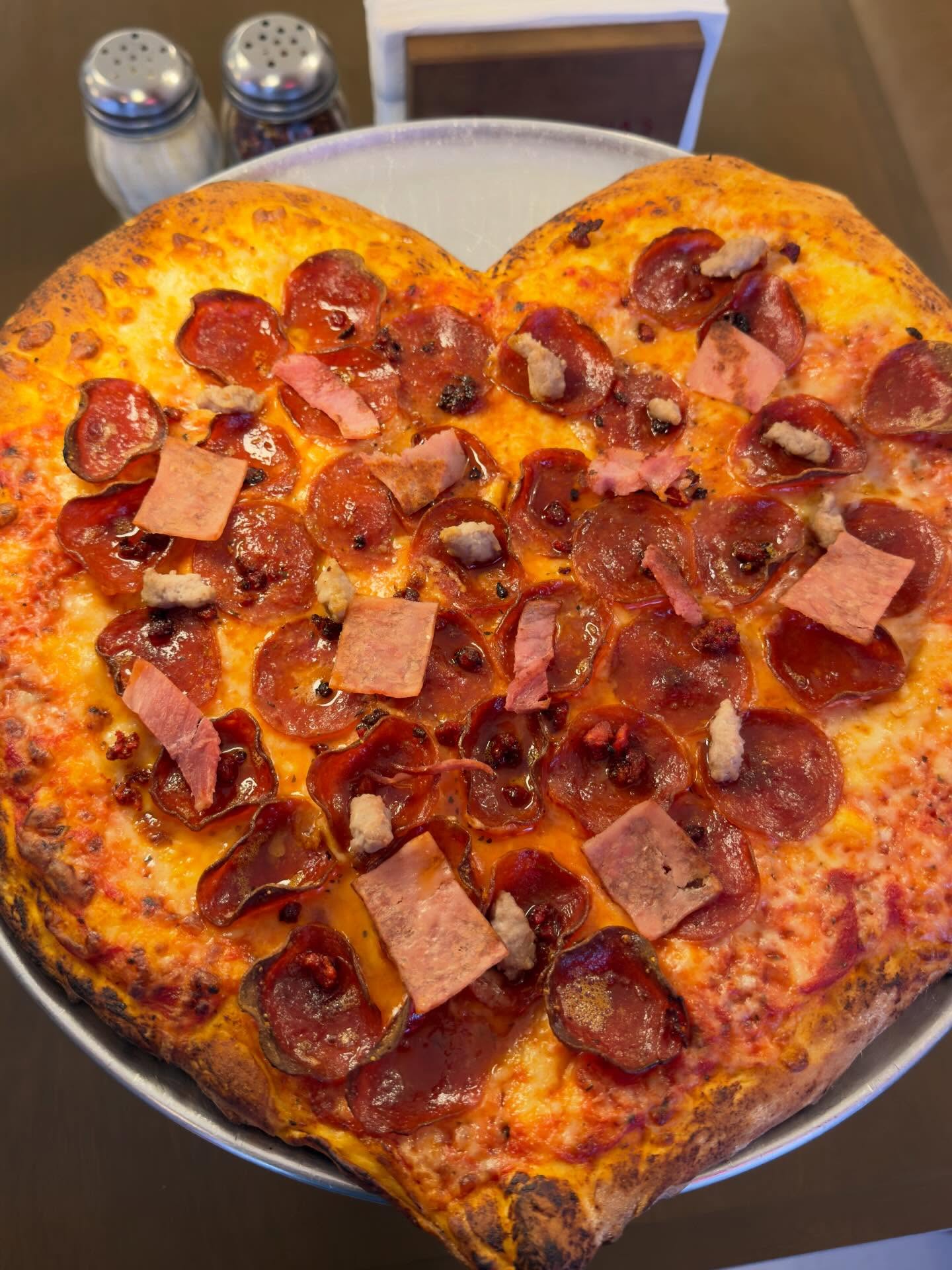 Pizza corazón - Ramona's Pizzería